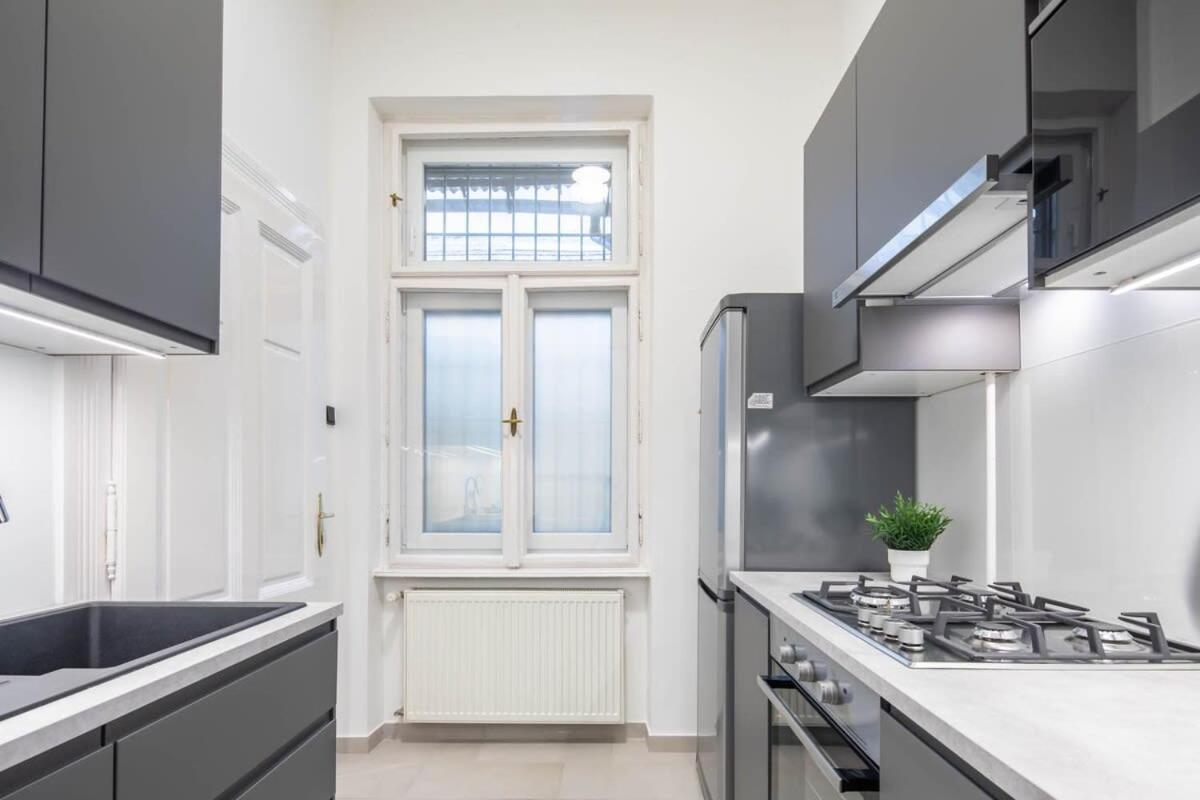 Super Large - Super Comfy With Balcony Apartment