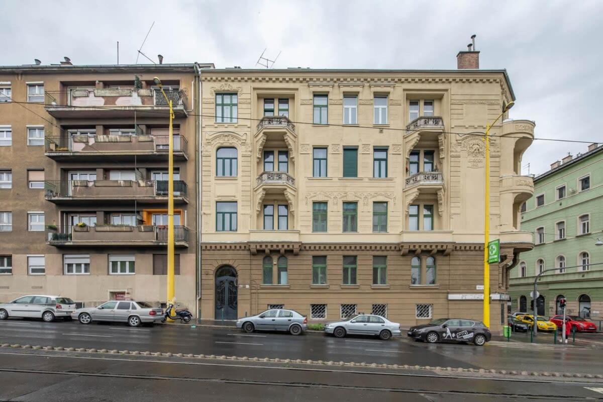 Super Large - Super Comfy With Balcony Apartment *