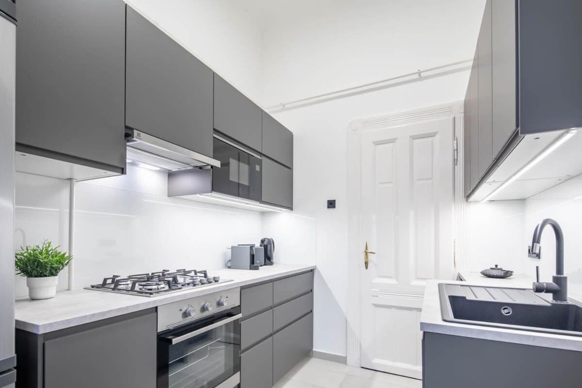 Super Large - Super Comfy With Balcony Apartment *