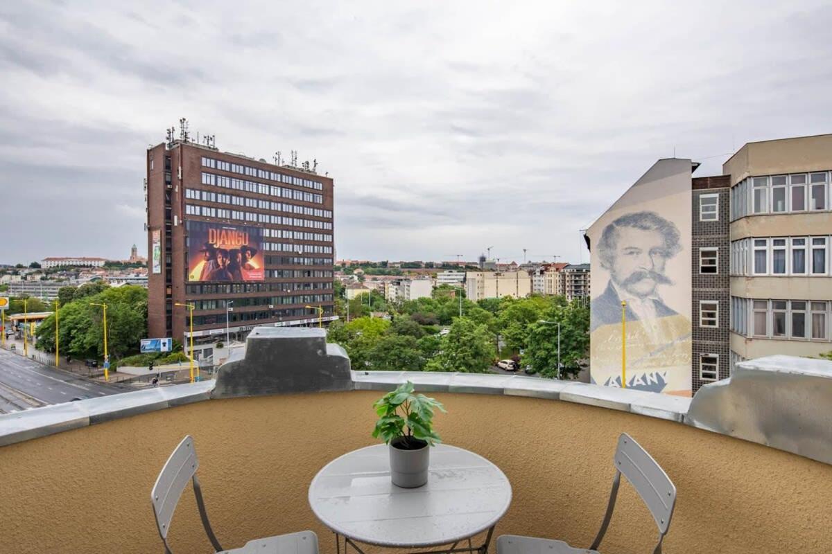 Super Large - Super Comfy With Balcony Apartment